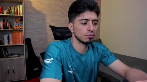 Snapshot of aaron_paul_ chatting on 7, 3, 2025 Aaron online show from 7, 3, 2025