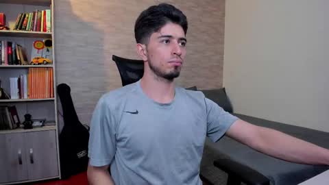 Snapshot of aaron_paul_ chatting on 8, 3, 2025 Aaron online show from 8, 3, 2025