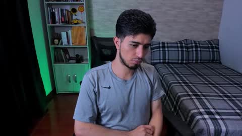 Snapshot of aaron_paul_ chatting on 8, 9, 2025 Aaron online show from 8, 9, 2025