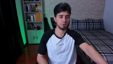 Snapshot of aaron_paul_ chatting on 19, 9, 2025 Aaron online show from 19, 9, 2025