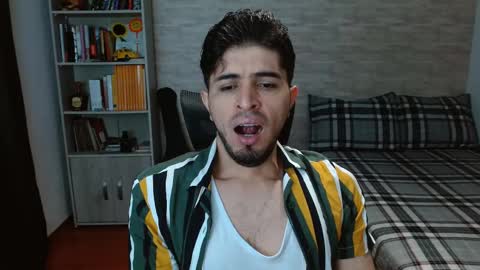 Snapshot of aaron_paul_ chatting on 16, 10, 2025 Aaron online show from 16, 10, 2025