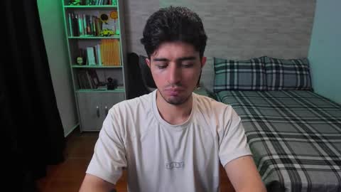 Snapshot of aaron_paul_ chatting on 8, 11, 2025 Aaron online show from 8, 11, 2025