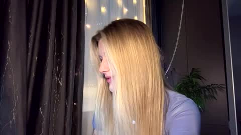 Snapshot of abbeyducklow chatting on 1, 12, 2025 Abbi online show from 1, 12, 2025