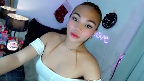 Snapshot of abby_luxpinay chatting on 19, 12, 2025 abby_luxpinay online show from 19, 12, 2025