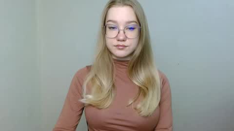 Abby Lovense is active online show from 15, 4, 2026