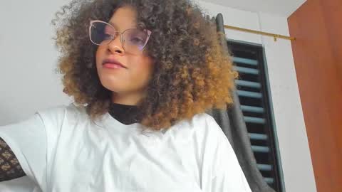 Snapshot of ada_gales_ chatting on 7, 11, 2025 Isa online show from 7, 11, 2025