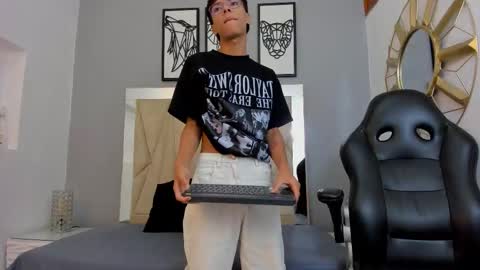 Snapshot of adams_bobby chatting on 18, 11, 2025 Adams Bobby online show from 18, 11, 2025