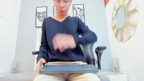 Snapshot of adams_bobby chatting on 5, 4, 2026 Adams Bobby online show from 5, 4, 2026