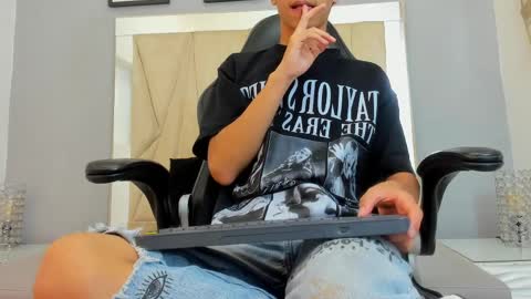 Snapshot of adams_bobby chatting on 7, 4, 2026 Adams Bobby online show from 7, 4, 2026