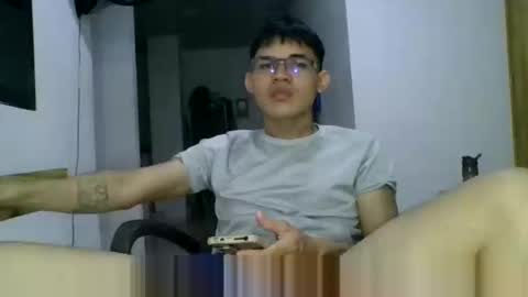 Snapshot of adrian018_ chatting on 8, 1, 2025 adrian018_ online show from 8, 1, 2025