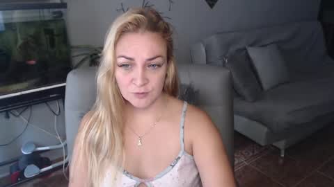 Adriana Paredes  online show from 17, 2, 2025