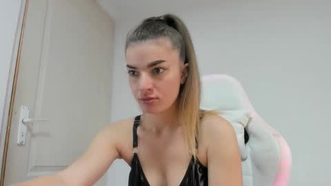 Snapshot of adventurina chatting on 14, 11, 2025 adventurina online show from 14, 11, 2025