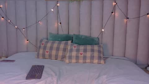 Snapshot of ahslyevans__ chatting on 2, 4, 2026 AHSLY online show from 2, 4, 2026