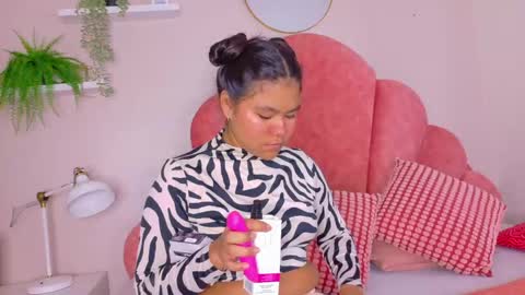 Snapshot of ahslyevans__ chatting on 16, 4, 2026 AHSLY online show from 16, 4, 2026