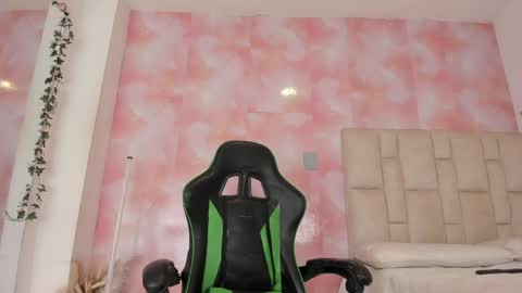 karoline  online show from 8, 4, 2026