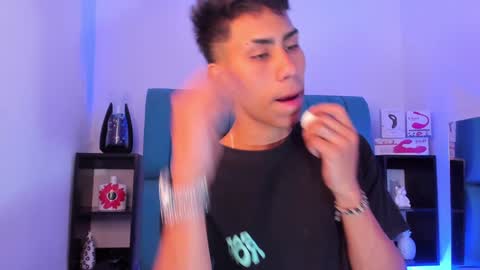 Snapshot of alannaughty_ chatting on 19, 12, 2024 alannaughty_ online show from 19, 12, 2024