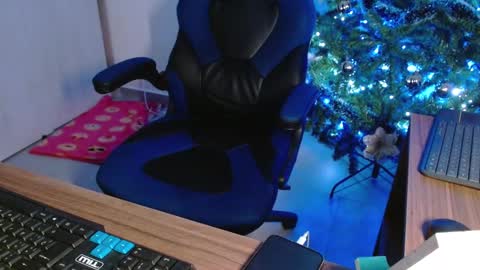 Snapshot of alejo_hot23 chatting on 18, 12, 2025 David online show from 18, 12, 2025