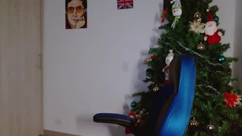 Snapshot of alejo_hot23 chatting on 21, 12, 2025 David online show from 21, 12, 2025