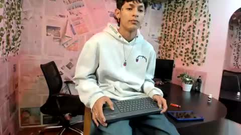 chicos hot online show from 23, 7, 2026