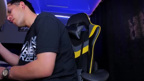 Snapshot of alexgiraldo__ chatting on 21, 10, 2025 alexgiraldo__ online show from 21, 10, 2025