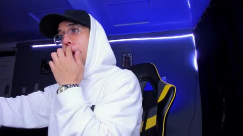 Snapshot of alexgiraldo__ chatting on 30, 10, 2025 alexgiraldo__ online show from 30, 10, 2025