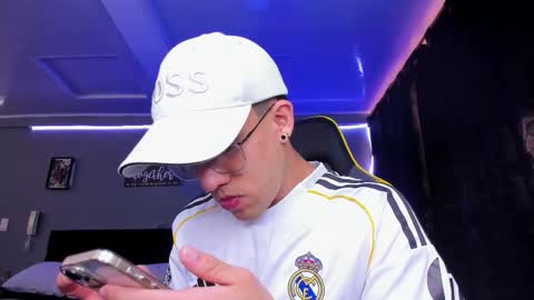 Snapshot of alexgiraldo__ chatting on 13, 11, 2025 alexgiraldo__ online show from 13, 11, 2025