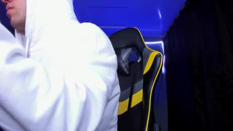 Snapshot of alexgiraldo__ chatting on 15, 11, 2025 alexgiraldo__ online show from 15, 11, 2025