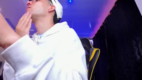 Snapshot of alexgiraldo__ chatting on 21, 11, 2025 alexgiraldo__ online show from 21, 11, 2025