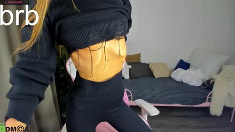 Snapshot of alexisl0ve chatting on 29, 9, 2025 Alexis Mon Tue Wed Thu Fri 7 GMT 0100am-0700am online show from 29, 9, 2025