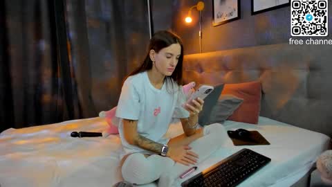 Snapshot of alexisl0ve chatting on 4, 12, 2025 Alexis Mon Tue Wed Thu Fri 7 GMT 0100am-0700am online show from 4, 12, 2025