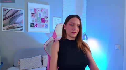 Snapshot of alice_charmy chatting on 4, 3, 2025 Alice in Wonderland online show from 4, 3, 2025