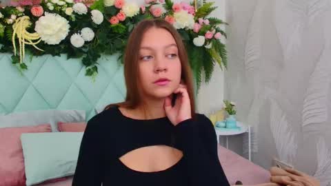 Snapshot of alice_charmy chatting on 12, 10, 2025 Alice in Wonderland online show from 12, 10, 2025