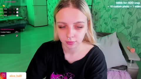 Snapshot of alice_halle chatting on 3, 1, 2025 alice_halle online show from 3, 1, 2025