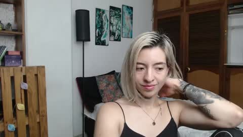 alicee_logan_ online show from 20, 4, 2026