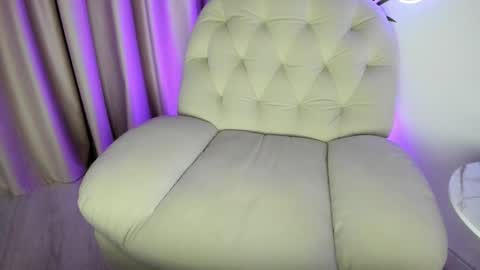 Snapshot of alicelevine chatting on 6, 11, 2025 AliceLevine online show from 6, 11, 2025