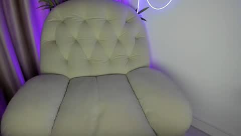 Snapshot of alicelevine chatting on 11, 11, 2025 AliceLevine online show from 11, 11, 2025