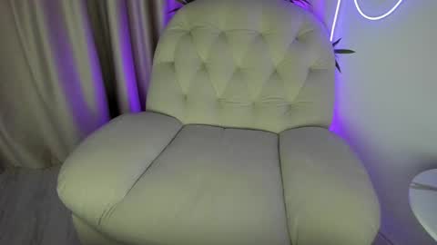 Snapshot of alicelevine chatting on 19, 11, 2025 AliceLevine online show from 19, 11, 2025