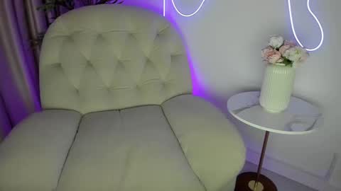 Snapshot of alicelevine chatting on 24, 11, 2025 AliceLevine online show from 24, 11, 2025