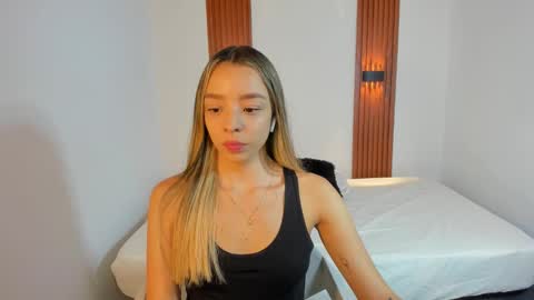 Snapshot of aliceross1 chatting on 30, 11, 2025 AliceRoss online show from 30, 11, 2025