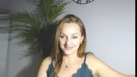 Snapshot of alicialux chatting on 19, 11, 2025 Alicia online show from 19, 11, 2025