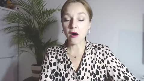 Snapshot of alicialux chatting on 4, 12, 2025 Alicia online show from 4, 12, 2025