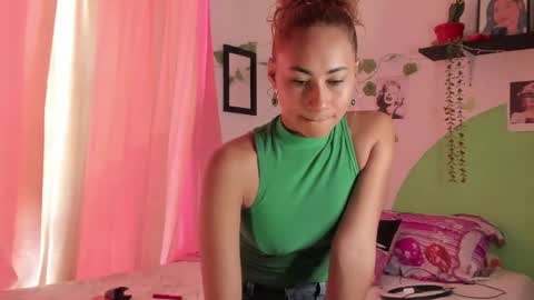Snapshot of alikaa_nia chatting on 20, 12, 2024 online show from 20, 12, 2024