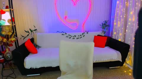 alluringeyess online show from 15, 4, 2026