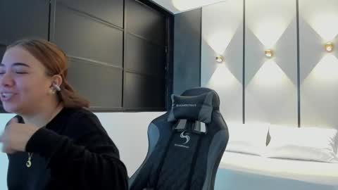 ALMA FENIX  online show from 10, 9, 2025