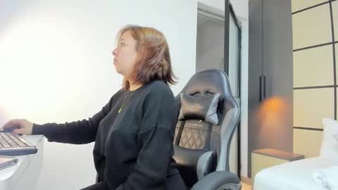 ALMA FENIX  online show from 29, 9, 2025