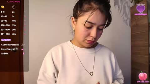 Snapshot of alyssia_wolds_1 chatting on 5, 1, 2025 alyssia wolds online show from 5, 1, 2025