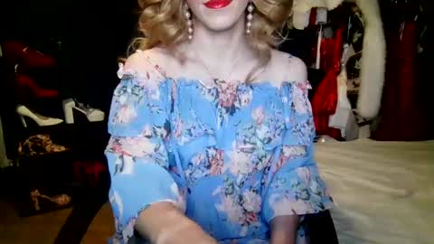 Snapshot of amaliecd chatting on 25, 7, 2026 Amalie online show from 25, 7, 2026