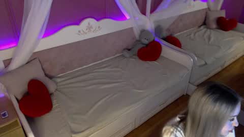 Snapshot of amandalind chatting on 26, 11, 2025 AmandaLind online show from 26, 11, 2025