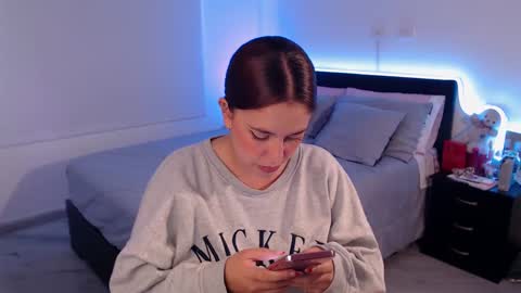 Snapshot of amarat_jolie chatting on 7, 1, 2025 Mila online show from 7, 1, 2025