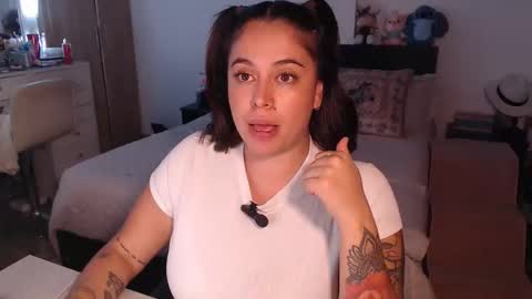 Snapshot of amarat_jolie chatting on 8, 4, 2026 Mila online show from 8, 4, 2026